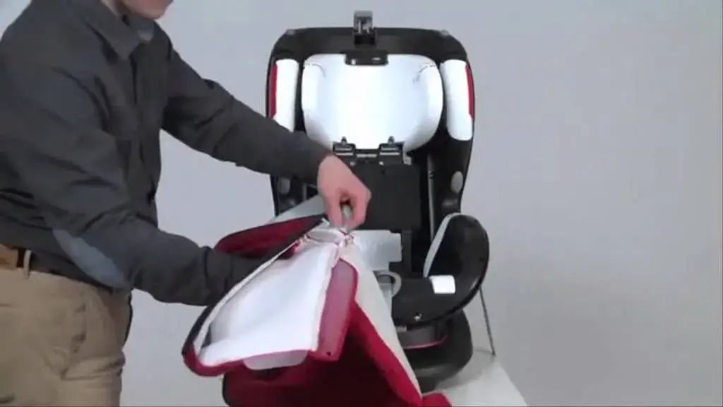 Jak złożyć fotelik samochodowy po praniu, aby uniknąć błędów