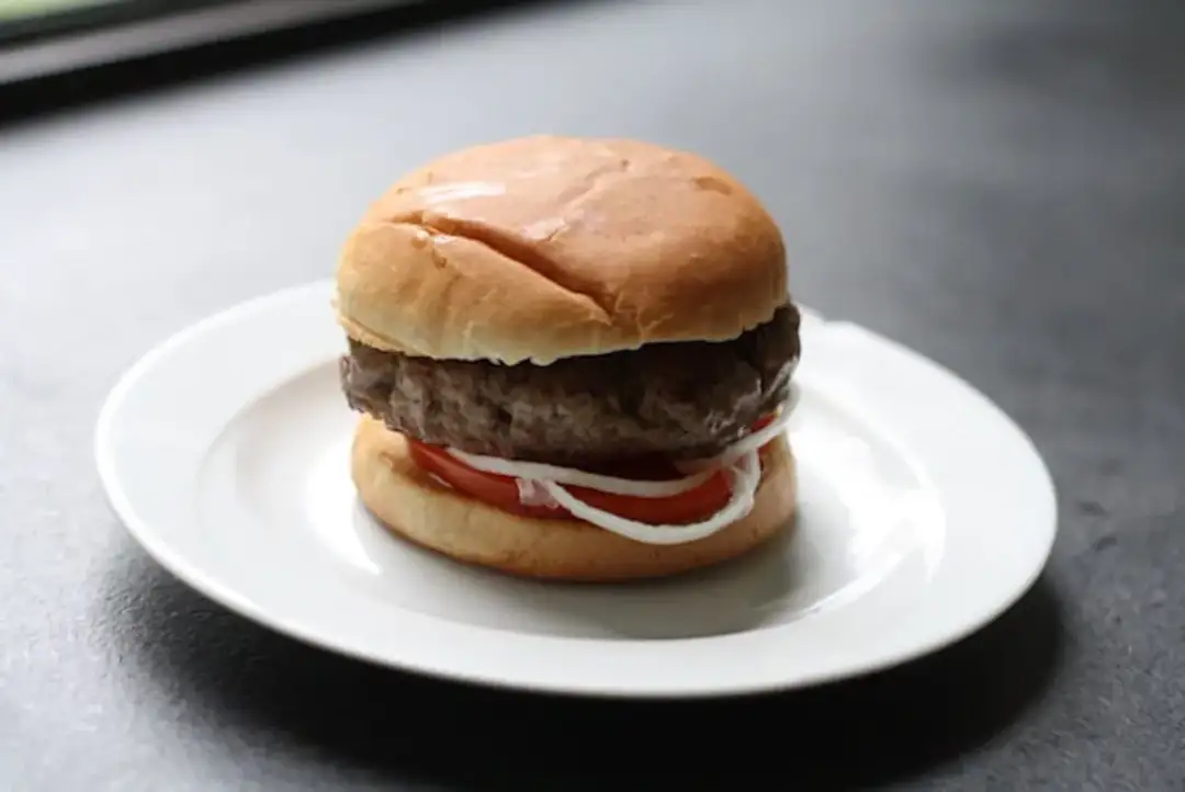 Jak złożyć hamburgera, aby nie rozpadł się podczas jedzenia?