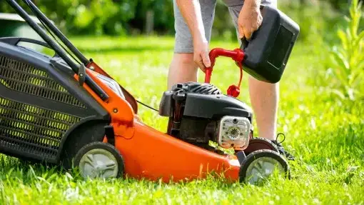 Jak wymienić olej w kosiarce spalinowej i uniknąć kosztownych błędów