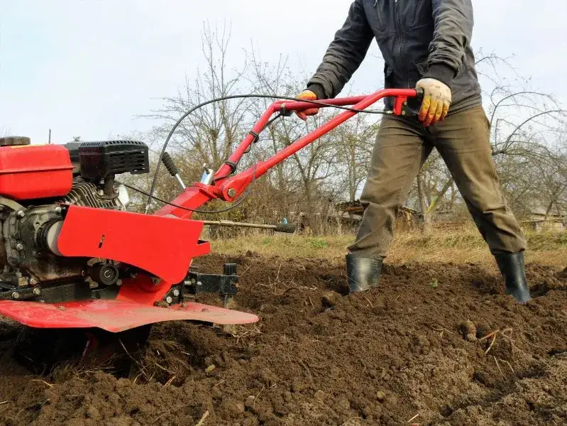 Jak zrobić glebogryzarkę z kosiarki i zaoszczędzić na zakupie sprzętu