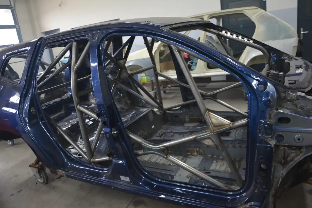 Klatka bezpieczeństwa Poloneza: Innowacyjna ochrona pasażerów