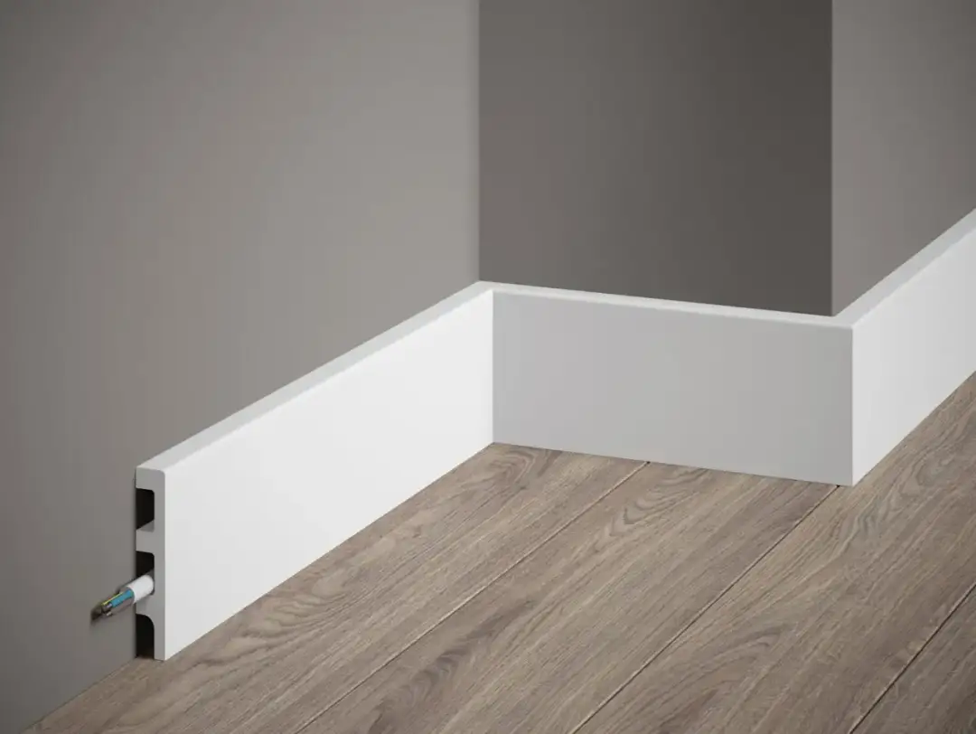 Białe listwy przypodłogowe z miejscem na kable. Idealne do nowoczesnych wnętrz, zastanawiasz się, czym pomalować listwy przypodłogowe? Te są gotowe!
