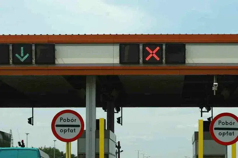 Znak drogowy X: Co oznacza i jak się zachować na drodze?