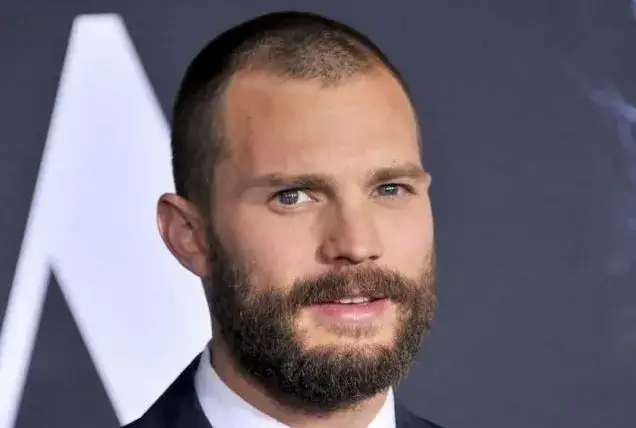 Fryzura na łyso - dla kogo? Poznaj zalety i wyzwania łysej głowy