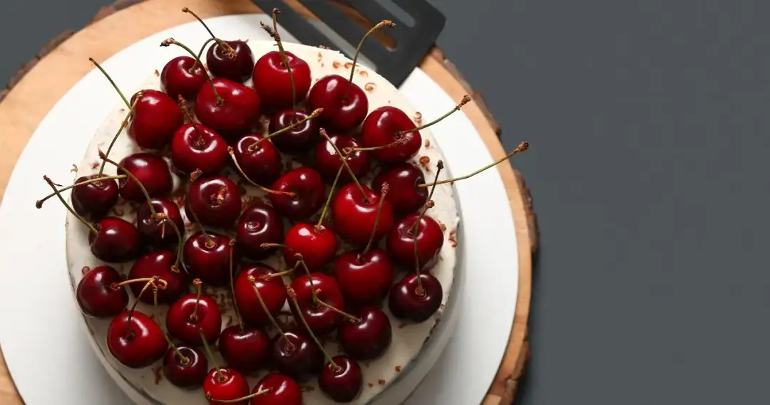 Kruche ciasto z wiśniami: Letni smak zamknięty w cieście. Spróbuj tego!