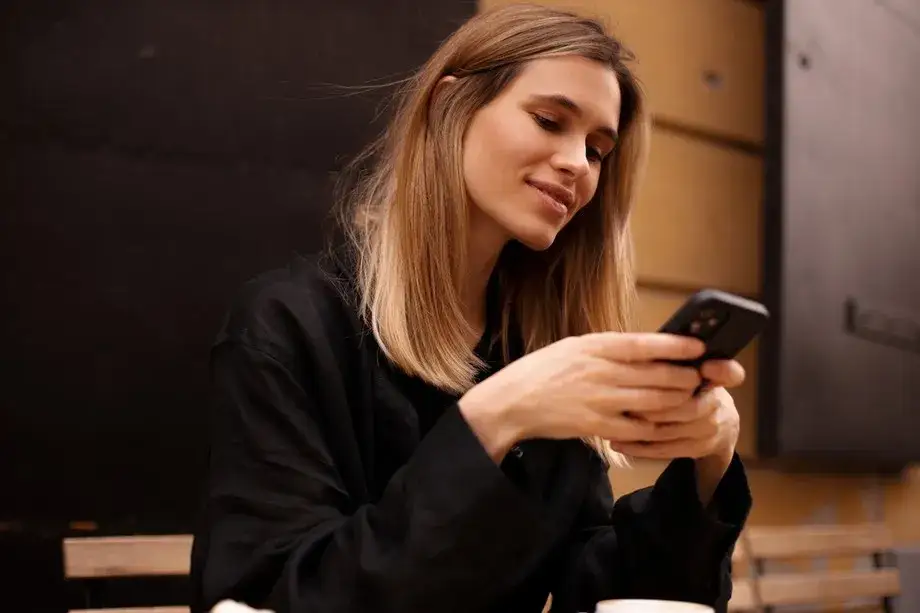 Jak sprawdzić czy kobiecie zależy – kluczowe sygnały zaangażowania emocjonalnego