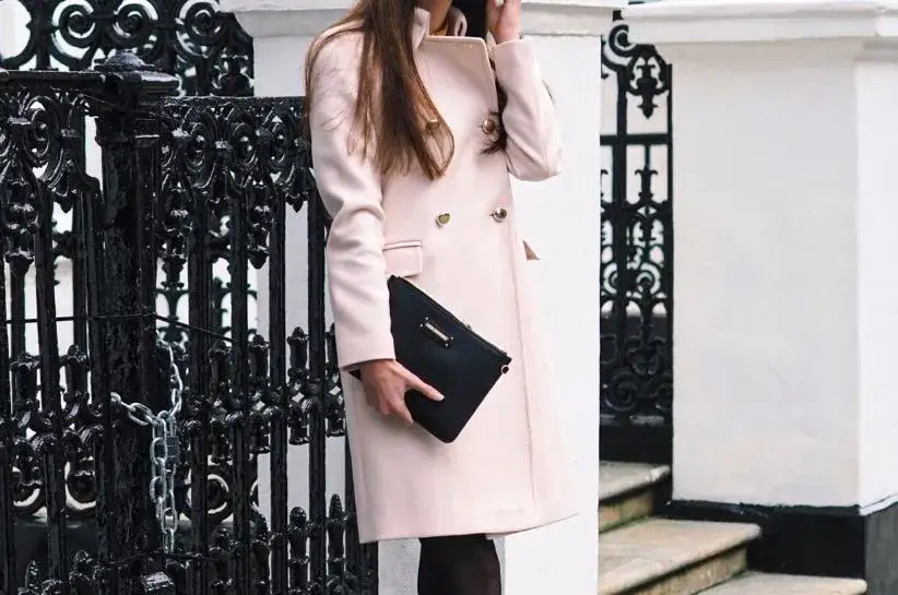 Outfit na chrzest: Jak się ubrać elegancko i stosownie?