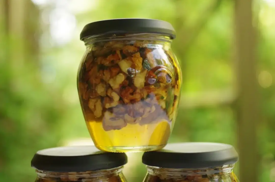 Orzechy w miodzie do czego? 5 pysznych pomysłów na wykorzystanie