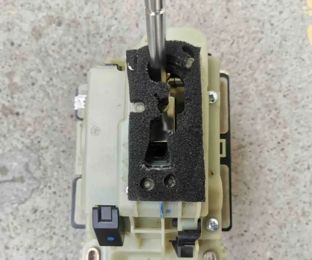 Uszkodzony wybierak automatycznej skrzyni biegów – objawy, które mogą zaskoczyć