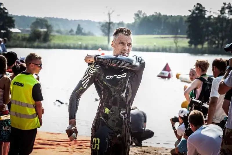 Kombinezon do pływania: jak wybrać idealną piankę? Poradnik