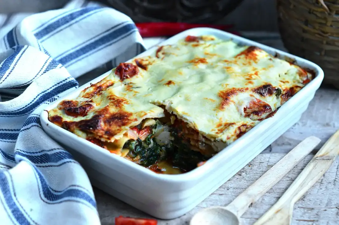 Przepisy na lazanię ze szpinakiem i fetą – pyszne i sycące danie