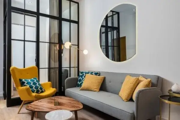 Gdzie powiesić lustro w salonie? Praktyczne porady i trendy