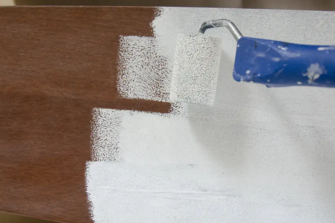 Jak malować meble z okleiny? Poradnik krok po kroku od eksperta!