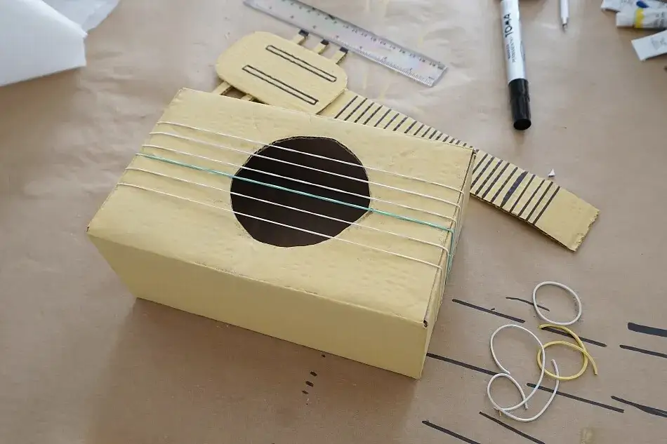 Jak zrobić ukulele z kartonu: Prosty projekt DIY krok po kroku