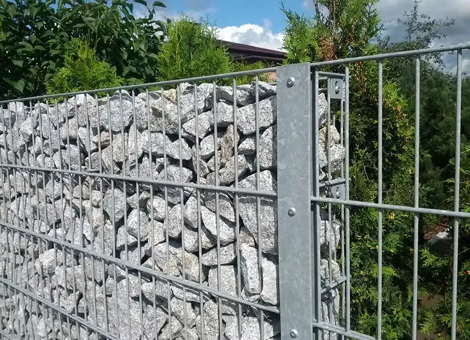 Jak zrobić ogrodzenie na skarpie - uniknij błędów i oszczędź czas