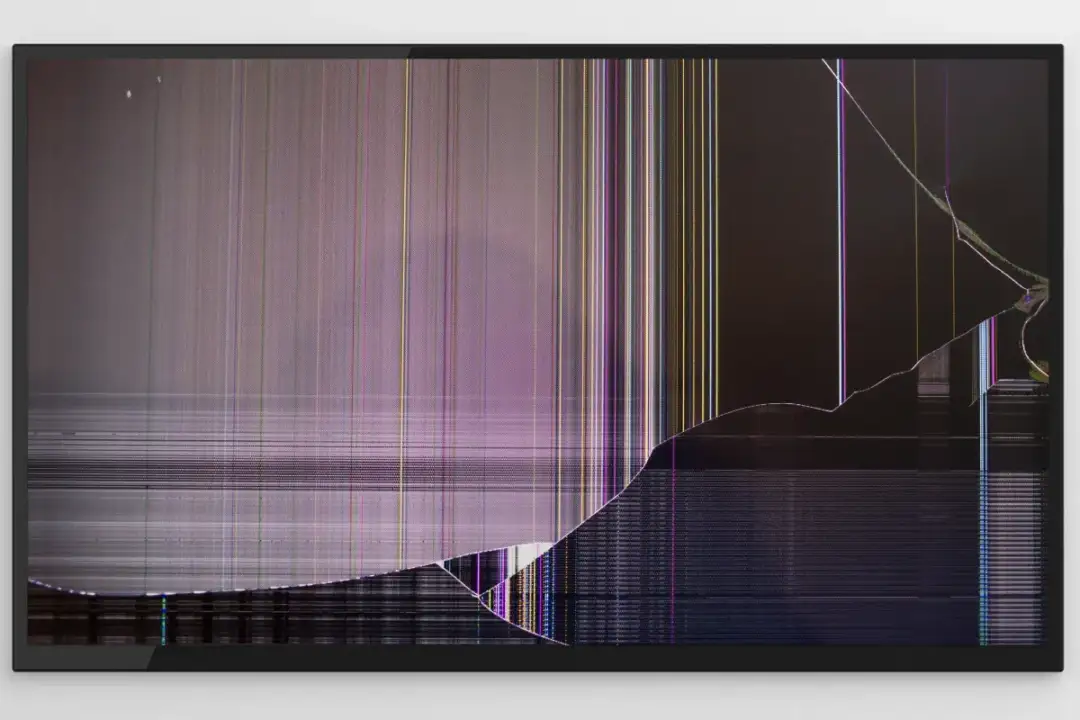 Uszkodzona matryca monitora: Naprawić czy kupić nowy? Poradnik.