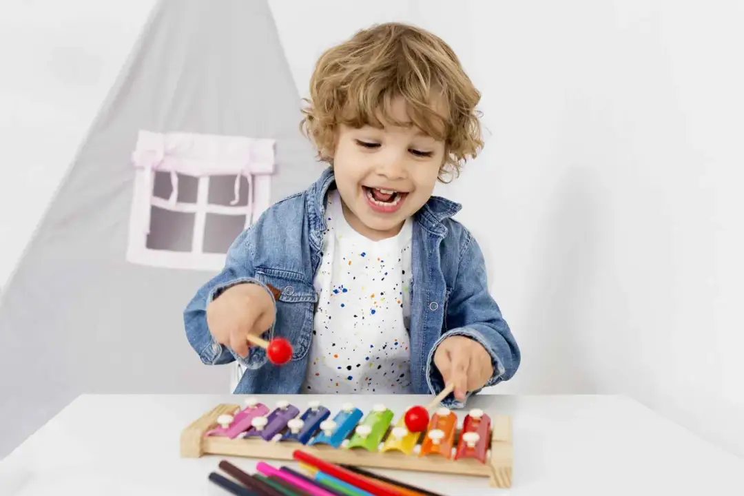 Muzyka klasyczna dla przedszkolaka: Rozwój, emocje i gotowe zabawy