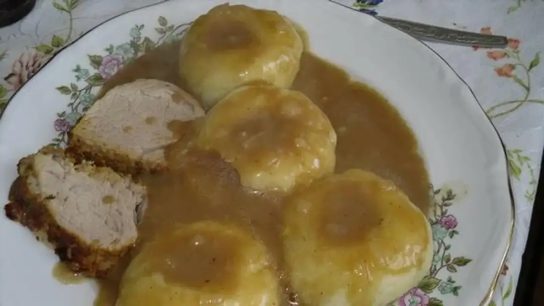 Sos do klusek śląskich: klasyka i wege. Przepisy, które zachwycą!