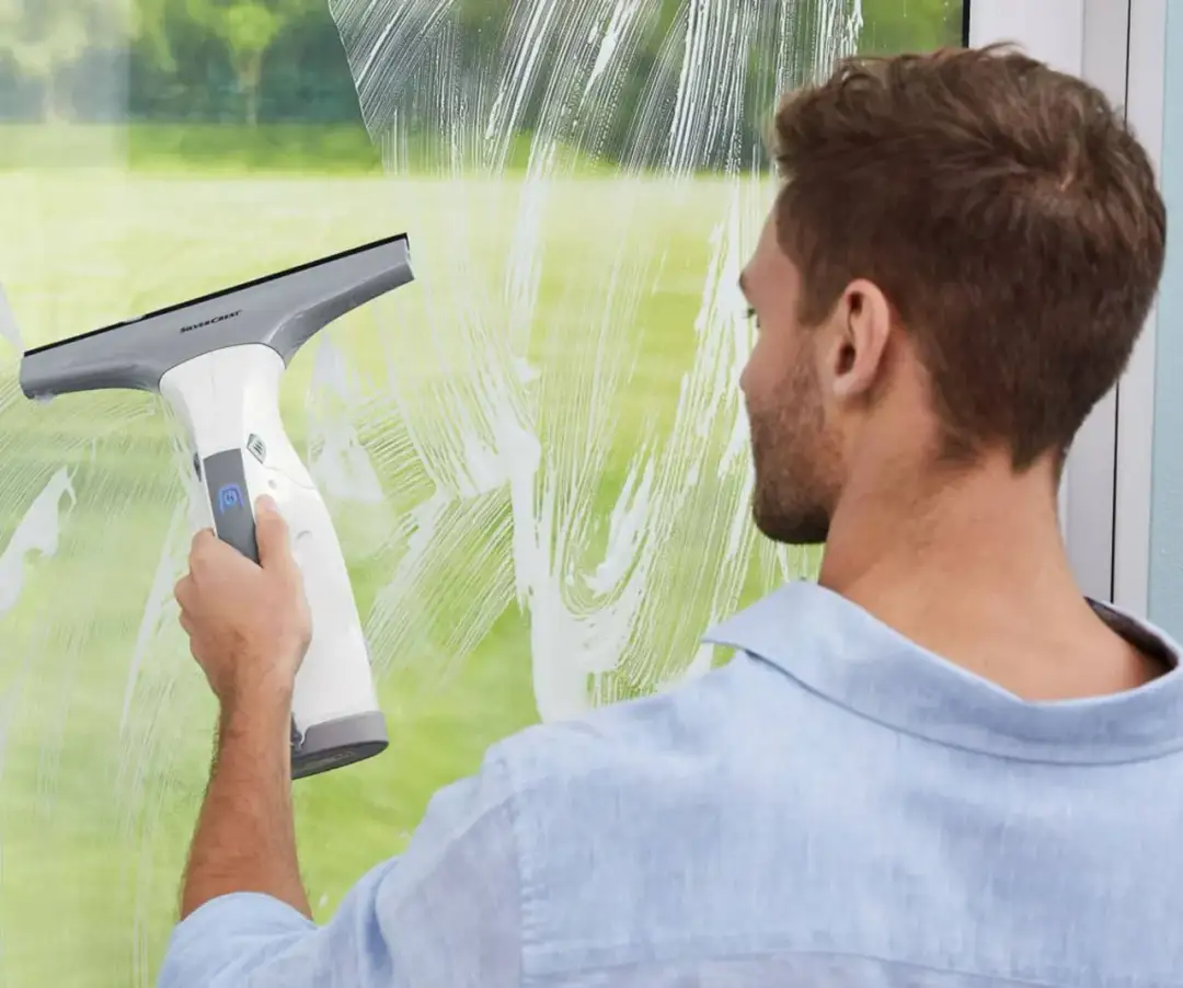 Czym myć okna? Skuteczne sposoby na lśniące szyby bez smug