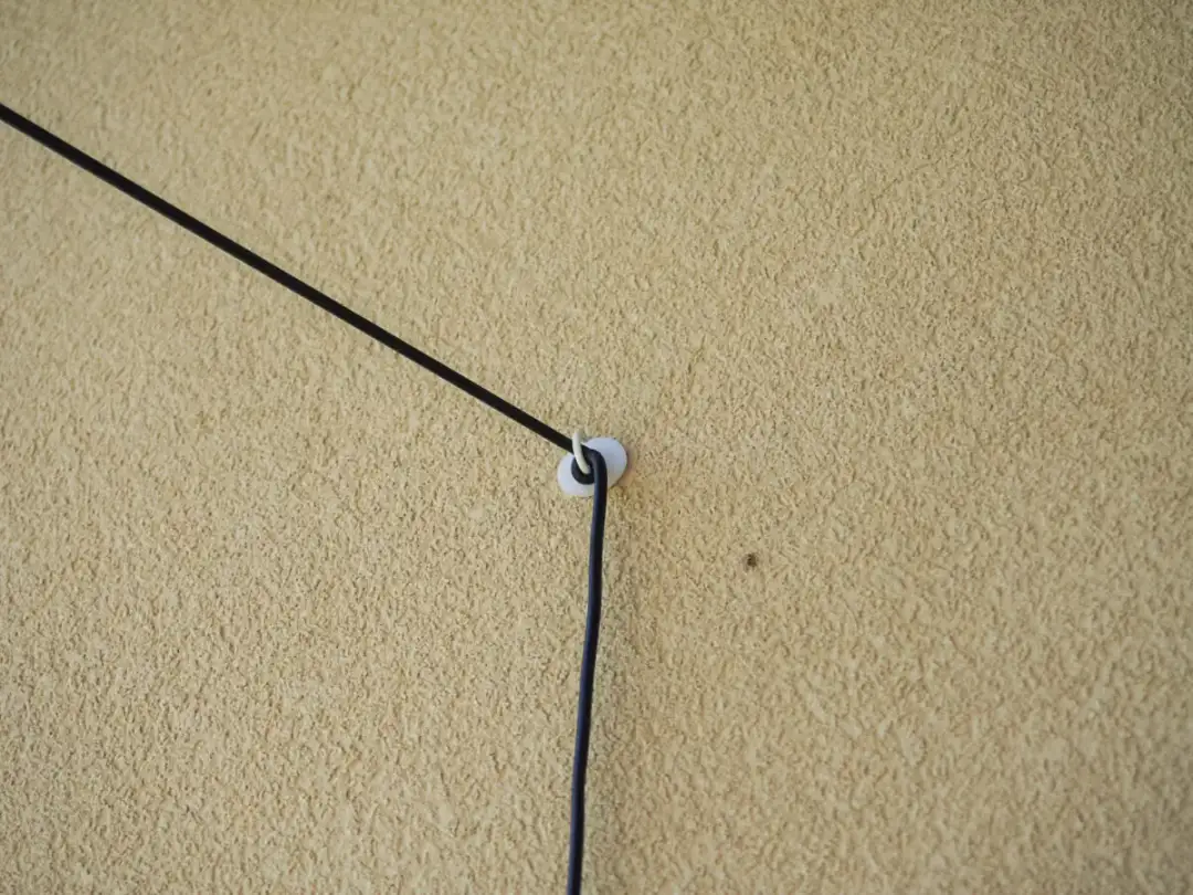 Jak bezpiecznie przymocować girlandę do elewacji: poradnik montażu krok po kroku