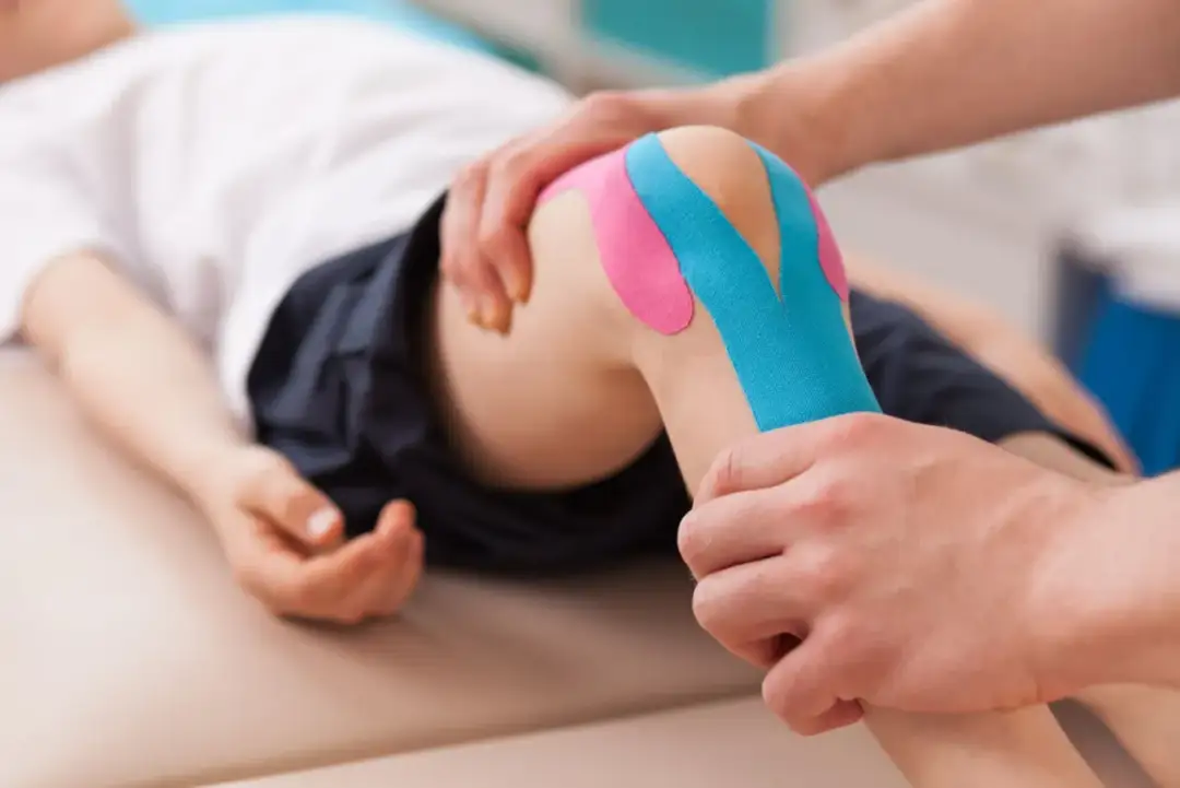 Tejpy na kolano - aplikacja krok po kroku na ból i stabilizację