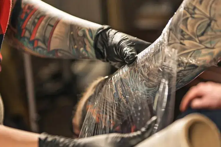 Jak długo nosić folię na tatuażu, by osiągnąć najlepszy możliwy efekt?