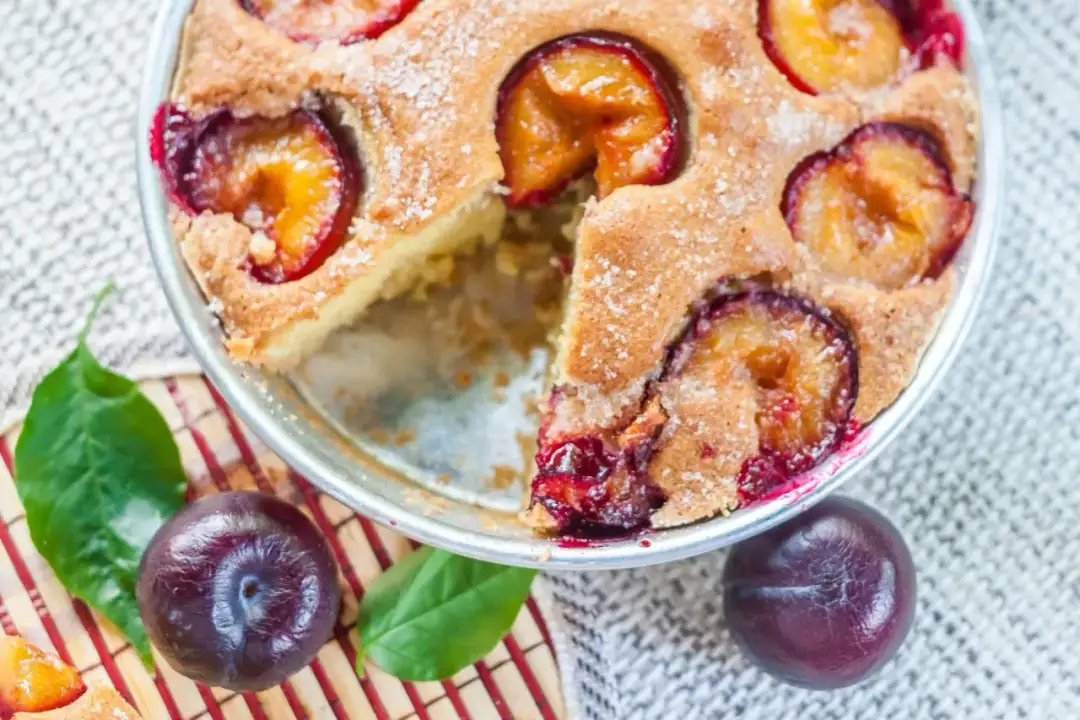 Jak zrobić placek ze śliwkami – prosty przepis na pyszne ciasto