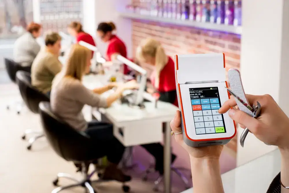 Wybierz idealną kasę fiskalną do salonu fryzjerskiego: Poradnik