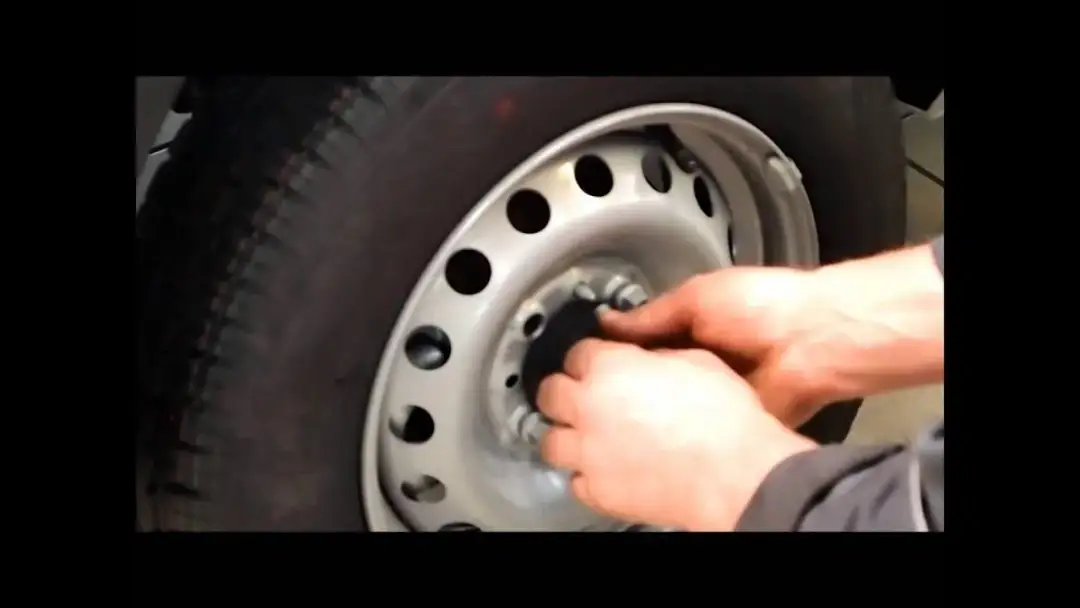 Jak łatwo i bezpiecznie wyciągnąć koło zapasowe w Fiat Ducato – krok po kroku