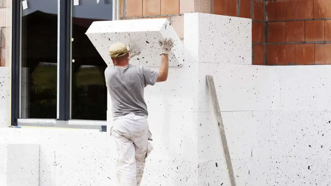 Ile kosztuje położenie styropianu na elewacji? Zobacz, co wpływa na ceny
