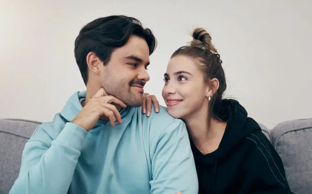 Pieszczoty w małżeństwie czy to grzech? Odkryj moralne aspekty intymności