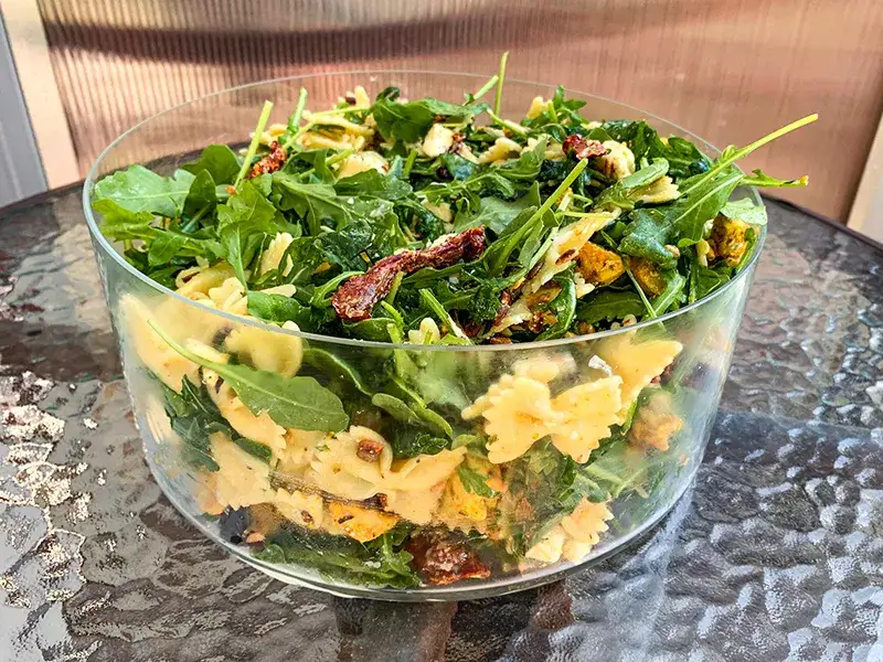 Sałatka z kurczakiem, rukolą i suszonymi pomidorami