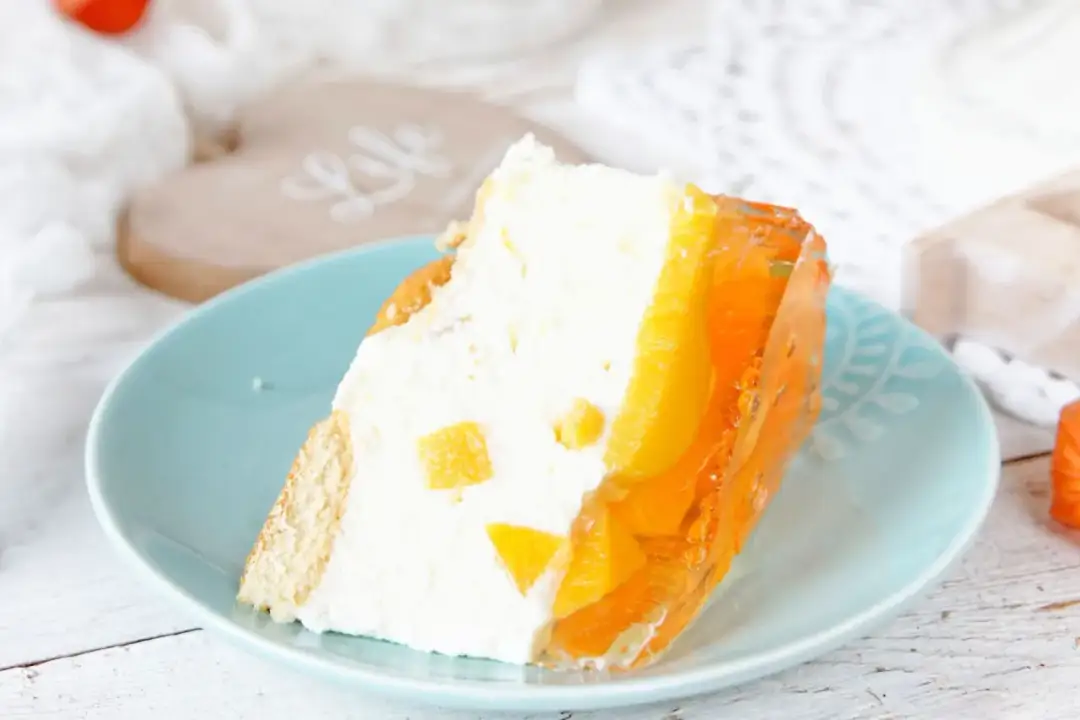 Sernik na zimno z brzoskwiniami przepis - łatwy i pyszny deser na lato