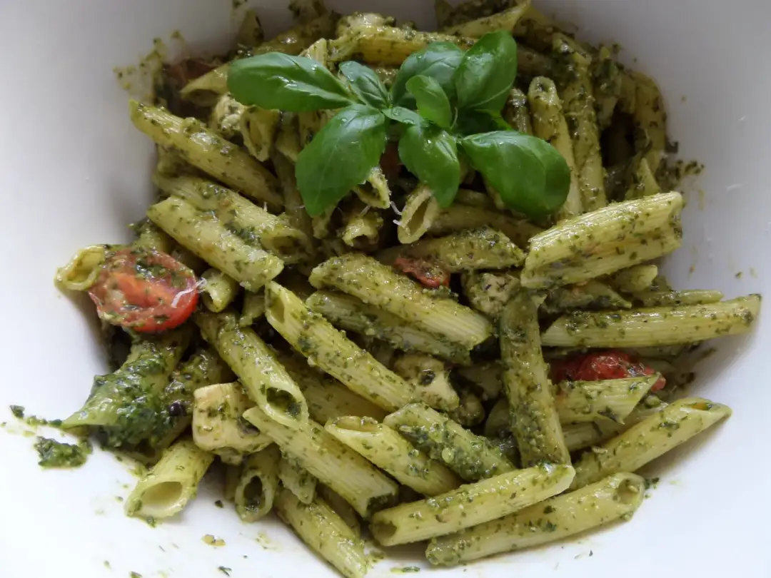 Penne z pesto bazyliowym: szybki przepis na pyszne danie wegetariańskie