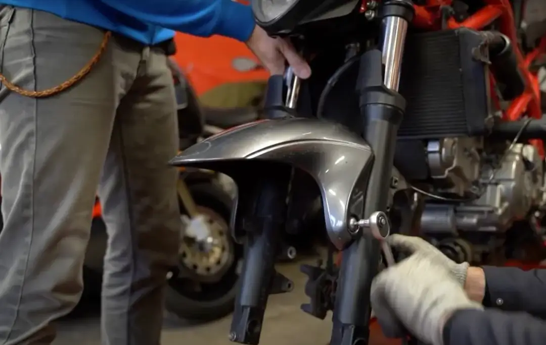 Co ile wymiana oleju w lagach? Sprawdź, by uniknąć kosztownych błędów