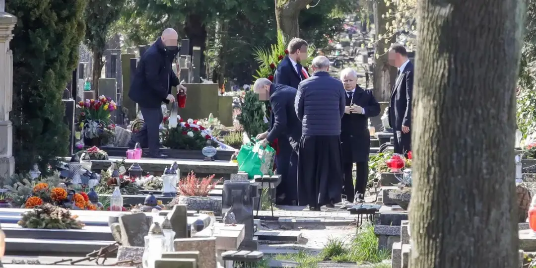 Kaczyński na cmentarzu: kiedy, dlaczego i co wywołało burzę?