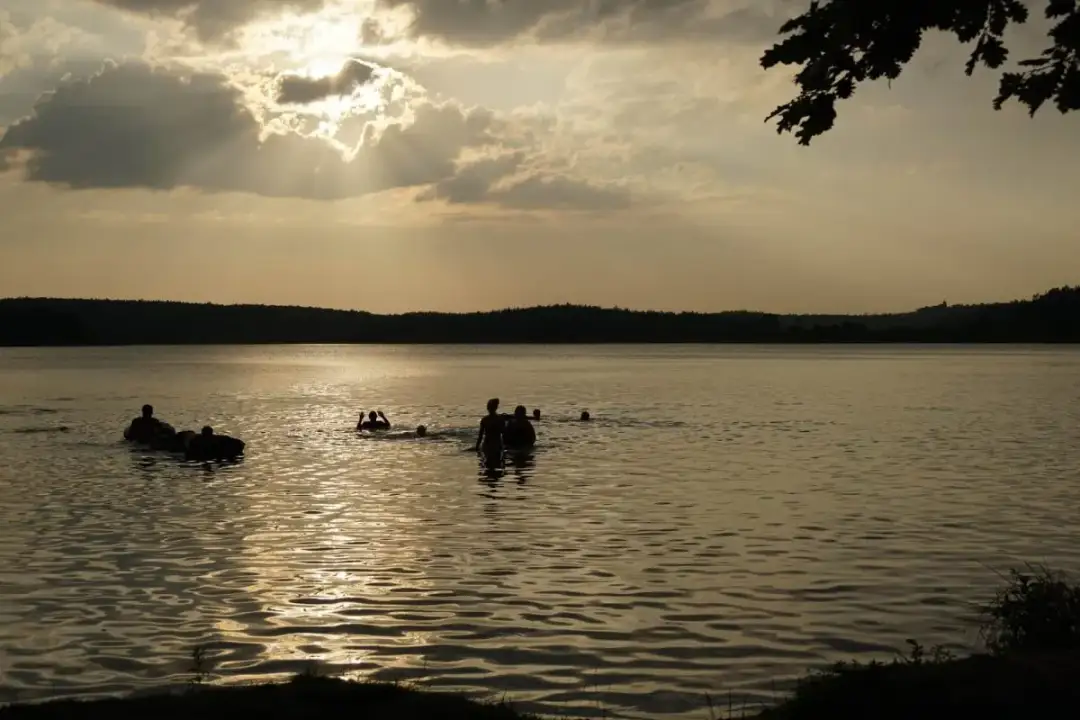 Jezioro Trzechowskie: Idealne miejsce na relaks i przygodę w naturze