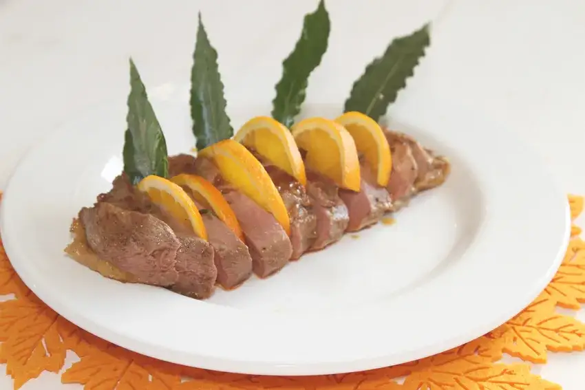 Pierś Kaczki w Pomarańczach - Przepis na Wykwintne Danie