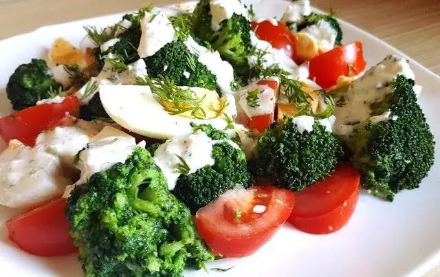 Jak zrobić sałatkę z brokułami i jajkiem, aby zachwycić smakiem i kolorem