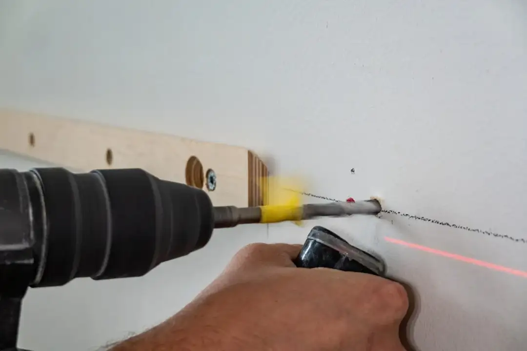 Wiercenie w bloku: Kiedy możesz hałasować? Prawo i zasady