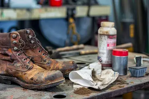 Jak usunąć zapach ropy z butów - skuteczne metody na trwały efekt
