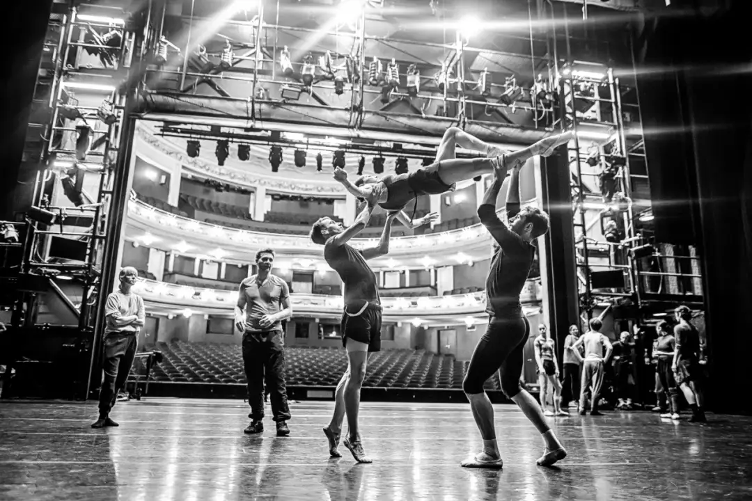 Czym zajmuje się choreograf w teatrze i jak wpływa na spektakle