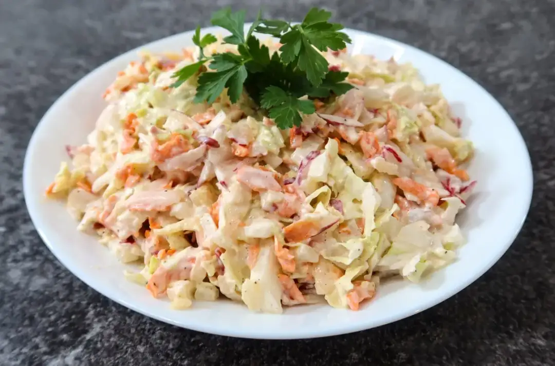 Jaki sos do surówki z kapusty pekińskiej? Oto najlepsze przepisy!