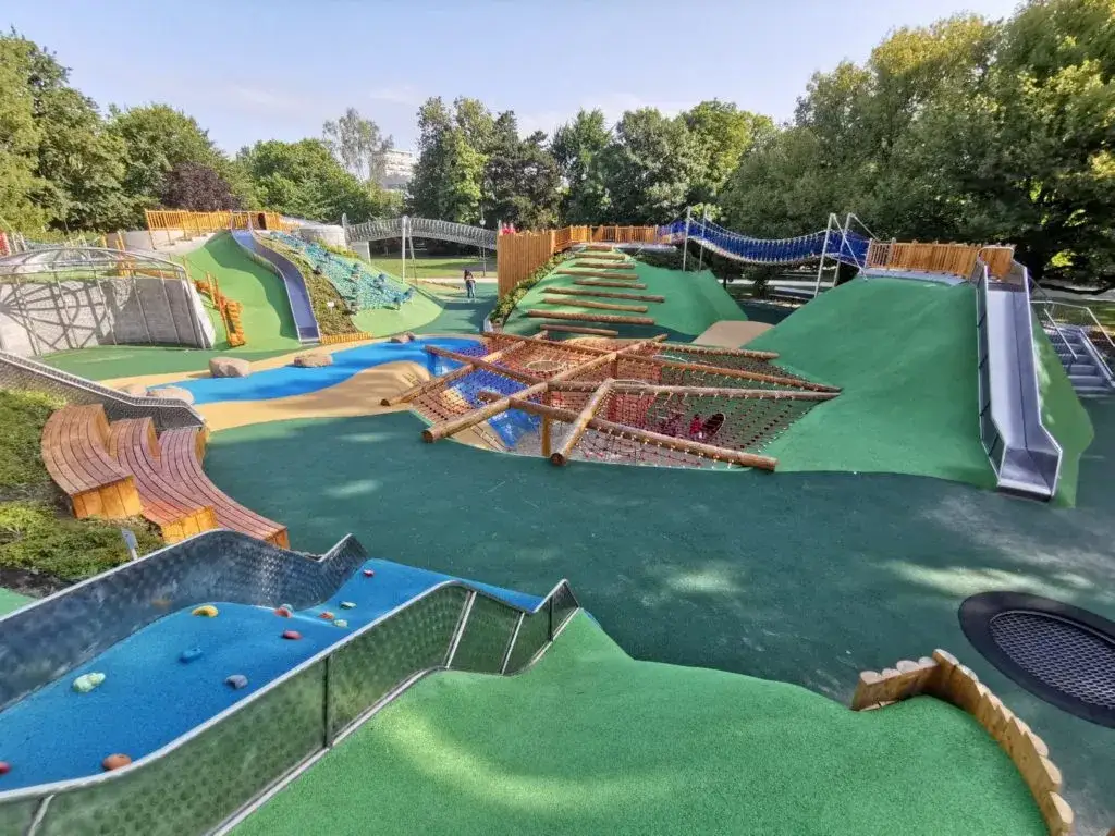 Place zabaw otwarte czy zamknięte? Sprawdź aktualny status w Polsce