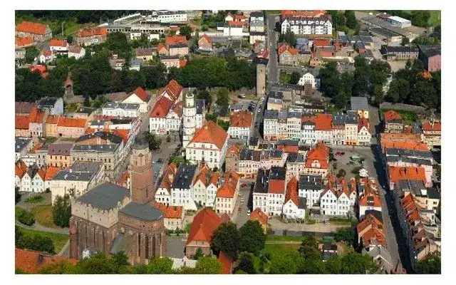 Paczków naprawdę przypomina polskie Carcassonne? Porównanie!