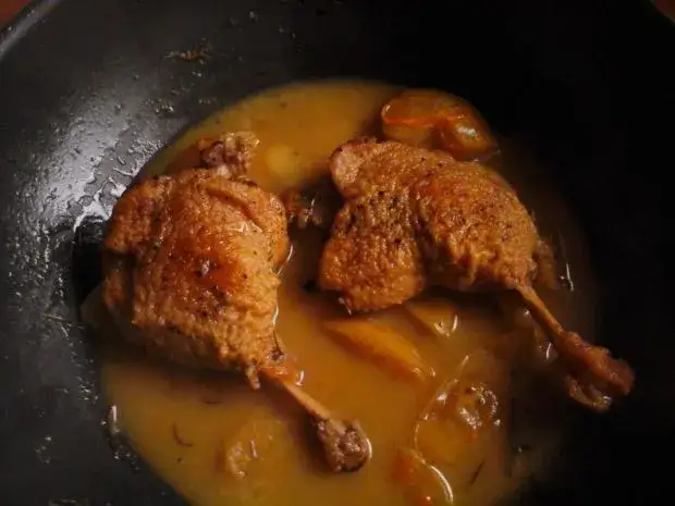 Jak zrobić udka z kaczki na patelni, aby były soczyste i chrupiące