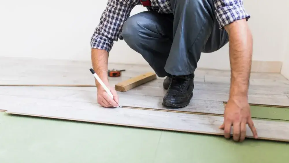 Jak położyć panele winylowe na kafelki bez błędów i kosztów