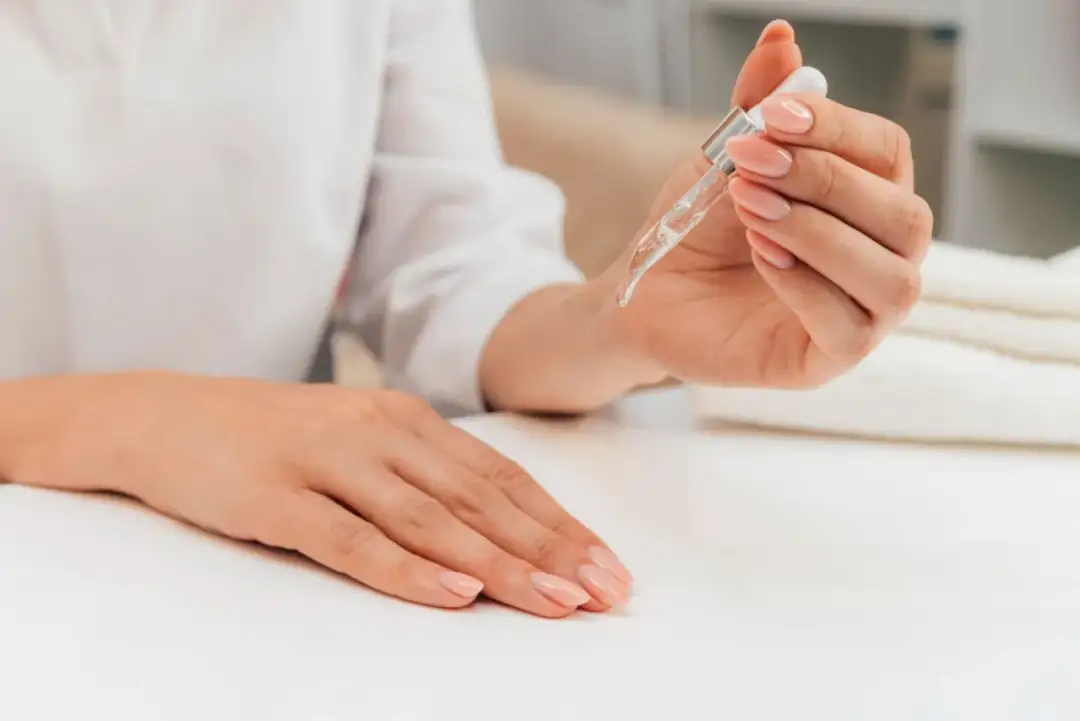 Jakie olejki na zniszczone paznokcie pomogą w ich regeneracji?