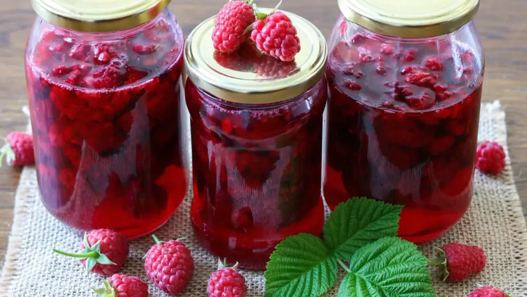 Domowy syrop malinowy: prosty przepis na lato w butelce