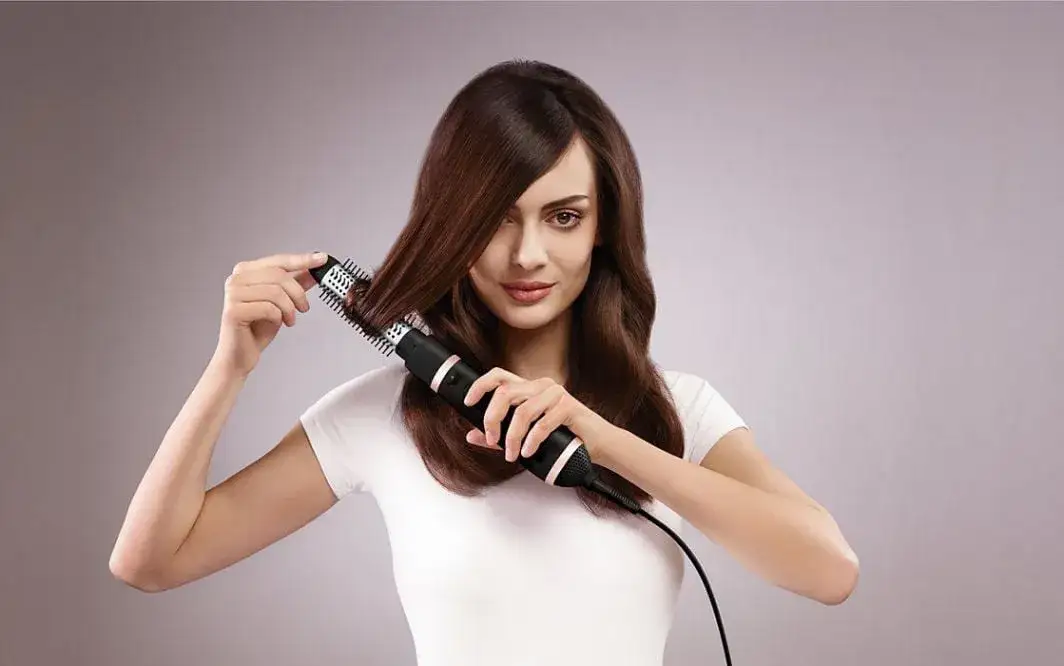 Jak używać suszarko-lokówki Remington, aby uzyskać idealne loki bez uszkodzeń